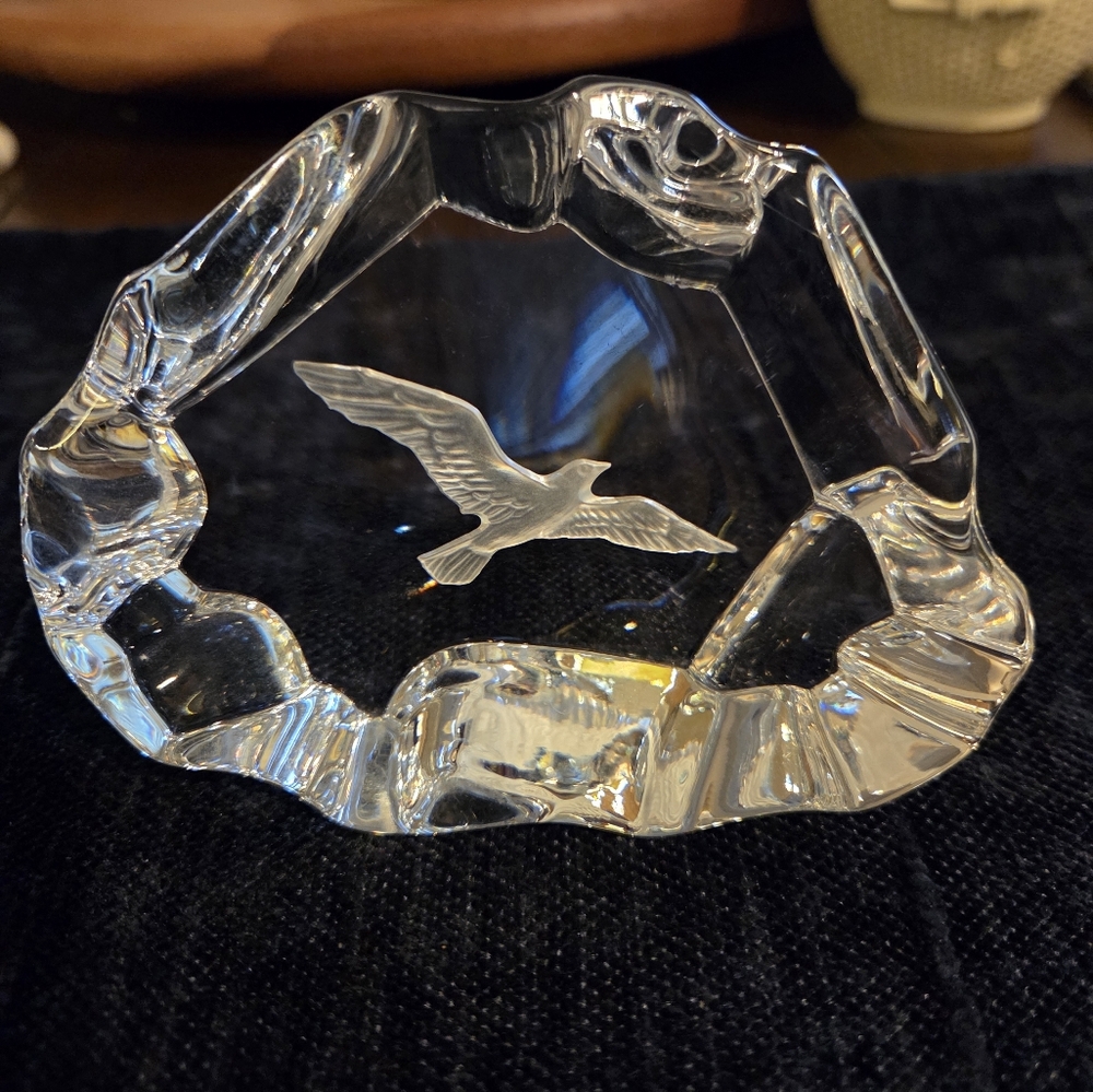 Vintage 1976 Little Gallery By Hallmark Seagull Lead Crystal Paperweight